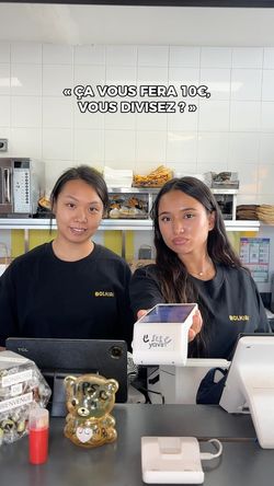 Deux employées du restaurant asiatique BOLKIRI Amiens Street Food Viêt au comptoir, prêtes à servir les clients.
