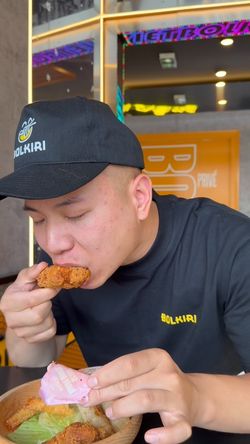 Client dégustant un poulet frit dans un restaurant asiatique BOLKIRI à Bry-sur-Marne.