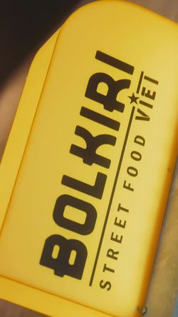 Enseigne lumineuse jaune avec le nom BOLKIRI et la mention Street Food Viêt, restaurant asiatique
