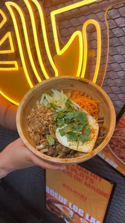 Plat asiatique avec tofu, légumes frais, herbes et noix dans un bol en bois au restaurant BOLKIRI Bondy Street Food Viêt.