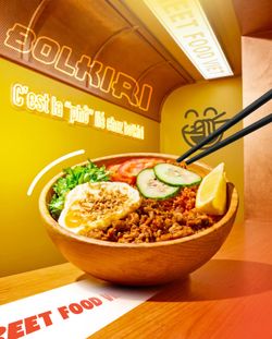 BolKiri propose un plat asiatique avec riz, œuf, légumes frais et citron dans un bol en bois.
