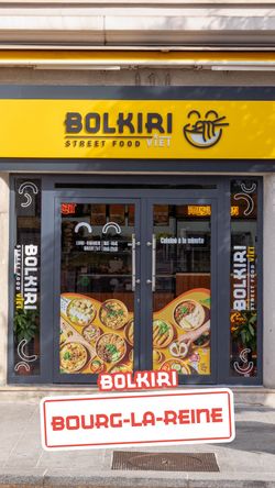 Façade jaune de BOLKIRI, restaurant asiatique de street food avec porte vitrée affichant des plats vietnamiens.