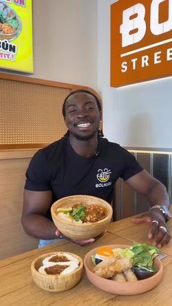 Plat asiatique servi dans un restaurant asiatique BOLKIRI avec bol en bois contenant nourriture et table en bois.