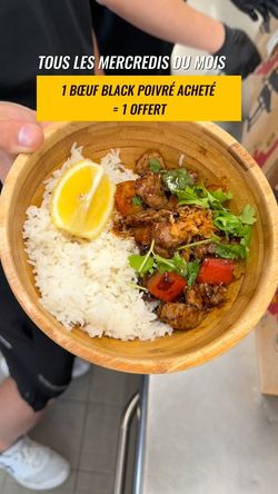 Bol de riz et bœuf black poivré avec légumes dans un restaurant asiatique BOLKIRI Antony Street Food Viêt