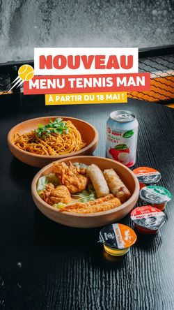 Plat asiatique avec nouilles, assortiments frits, boissons et sauces sur table noire au restaurant asiatique