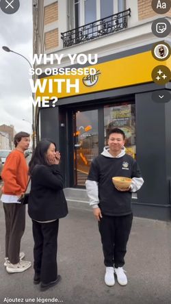 Façade du restaurant asiatique BOLKIRI Roubaix Street Food Viêt avec plusieurs personnes devant l'entrée