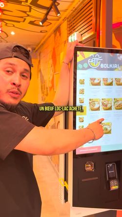 Commandes sur écran numérique avec options de plats bio, burgers végétariens et véganes.