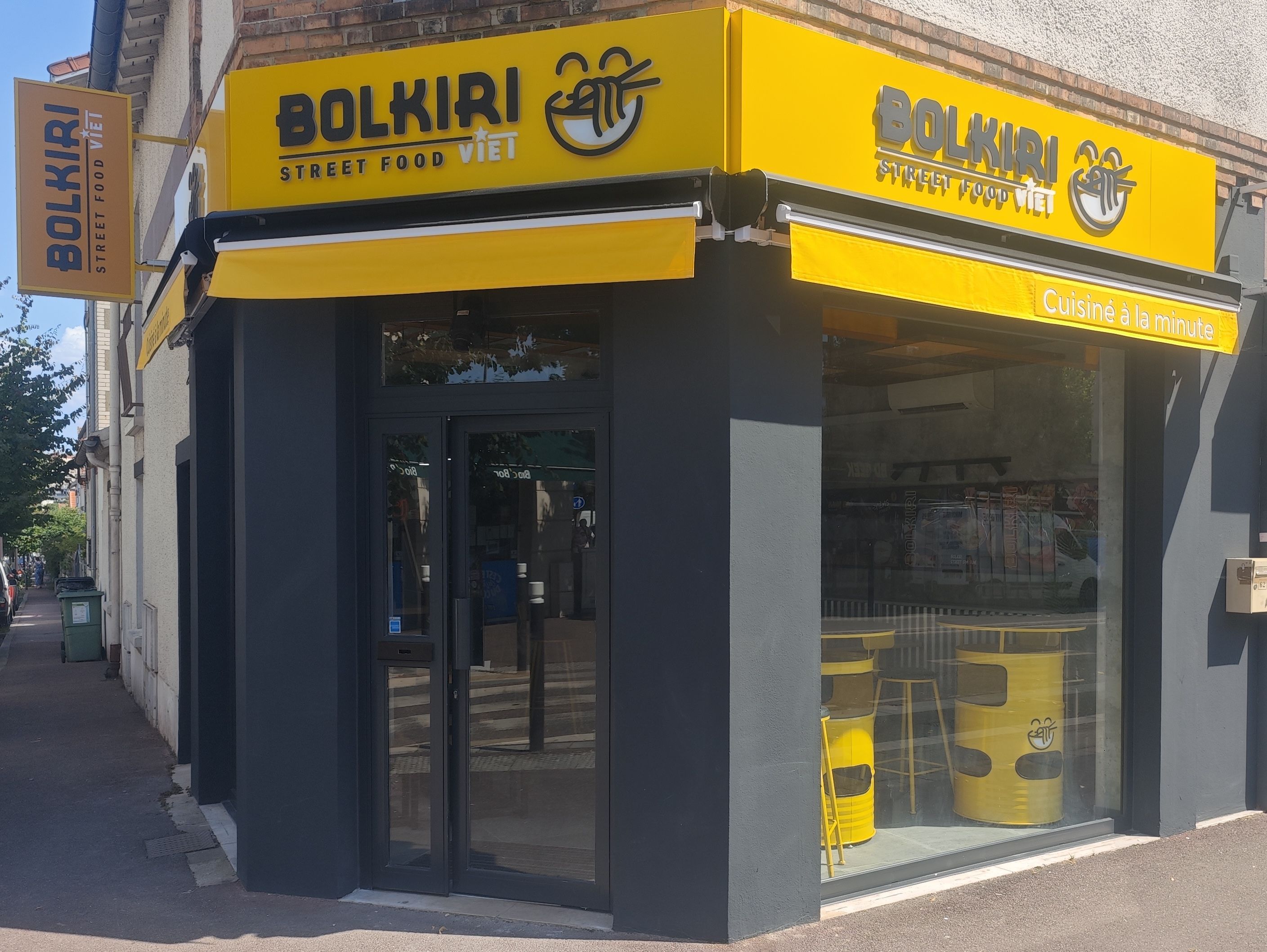 Façade du restaurant asiatique BOLKIRI Antony Street Food Viêt avec enseignes jaunes et vitres transparentes.