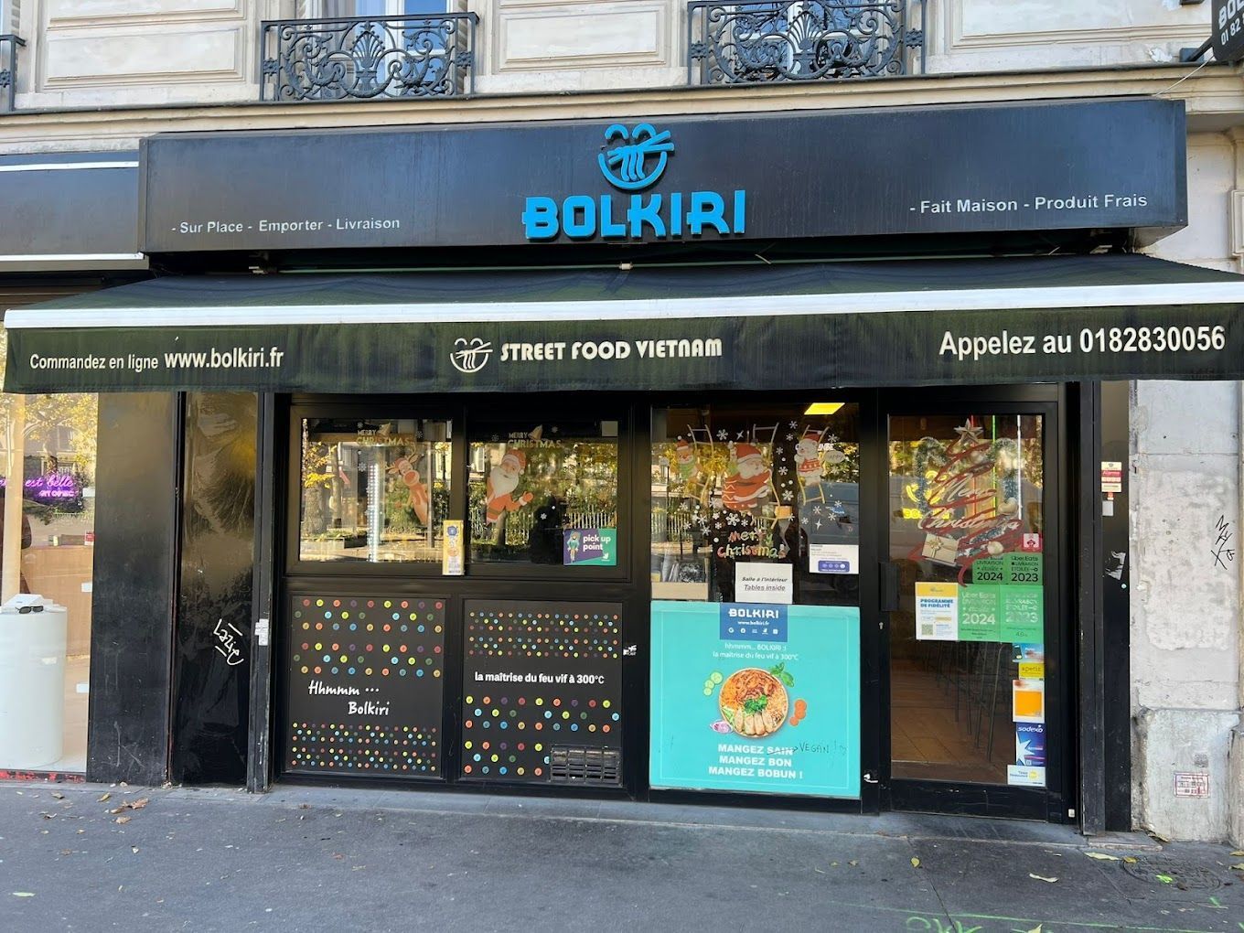Restaurant asiatique BOLKIRI à Paris avec une façade colorée et un menu vietnamien.