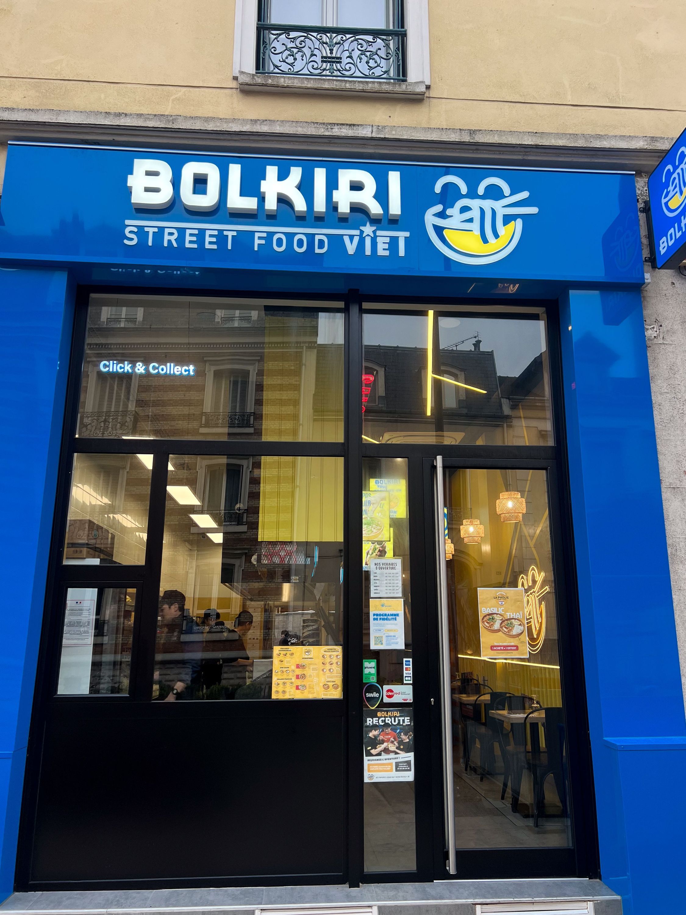 BOLKIRI, restaurant asiatique, propose une vitrine moderne et accueillante à Montrouge.