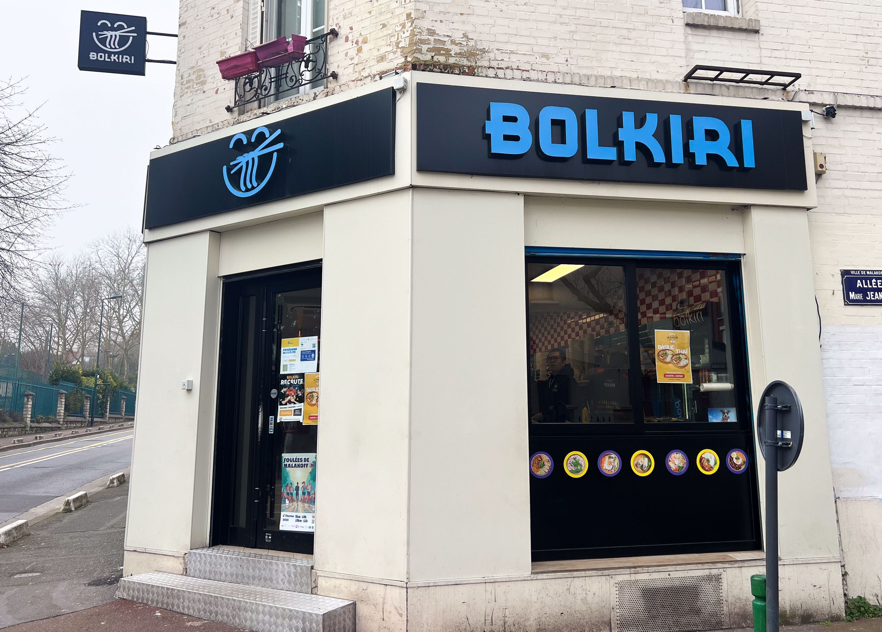 Restaurant asiatique situé sur Malakoff, connu pour sa cuisine de rue.