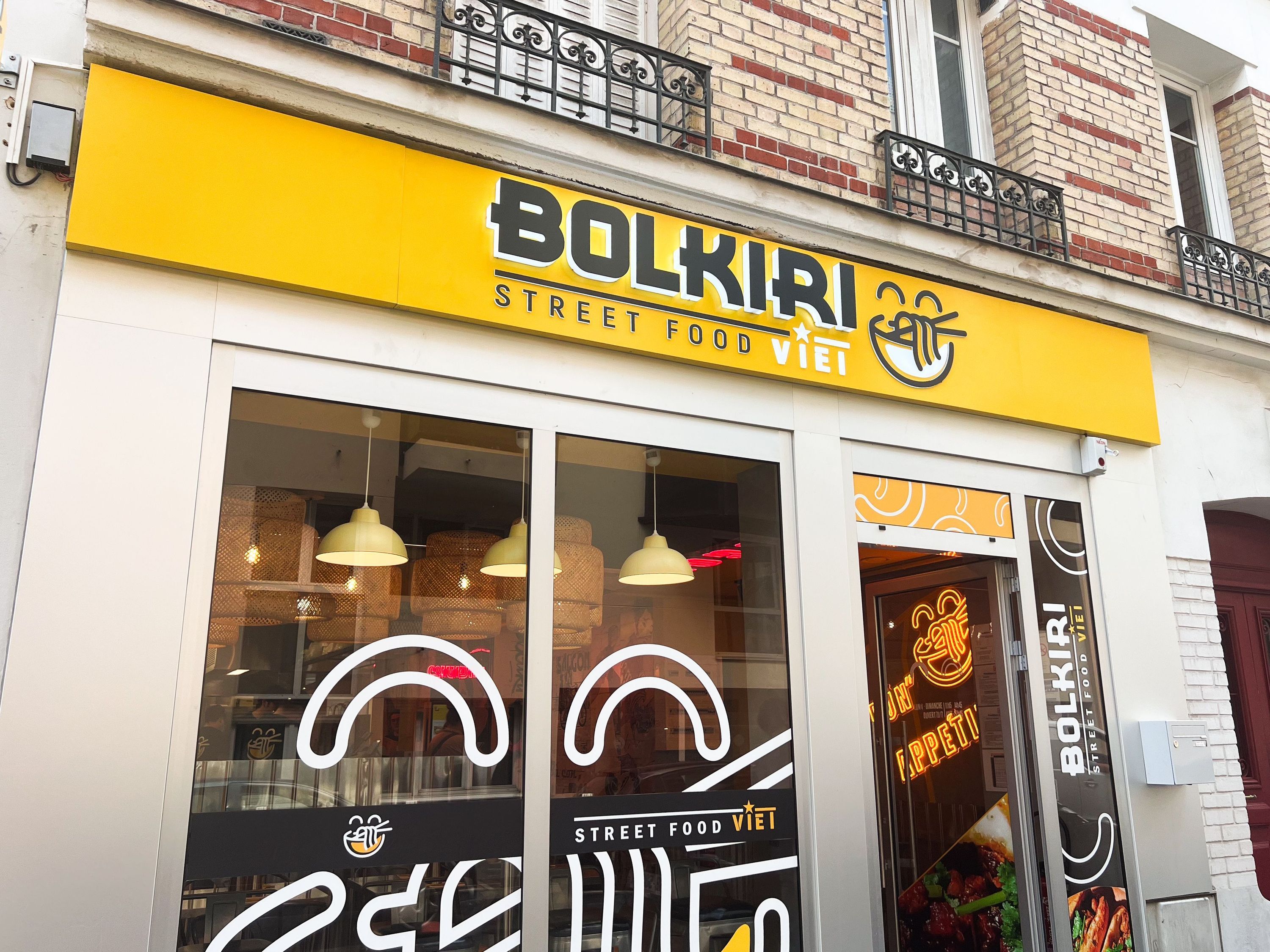 BOLKIRI est un restaurant asiatique de street food viet, affichant une enseigne colorée et moderne.