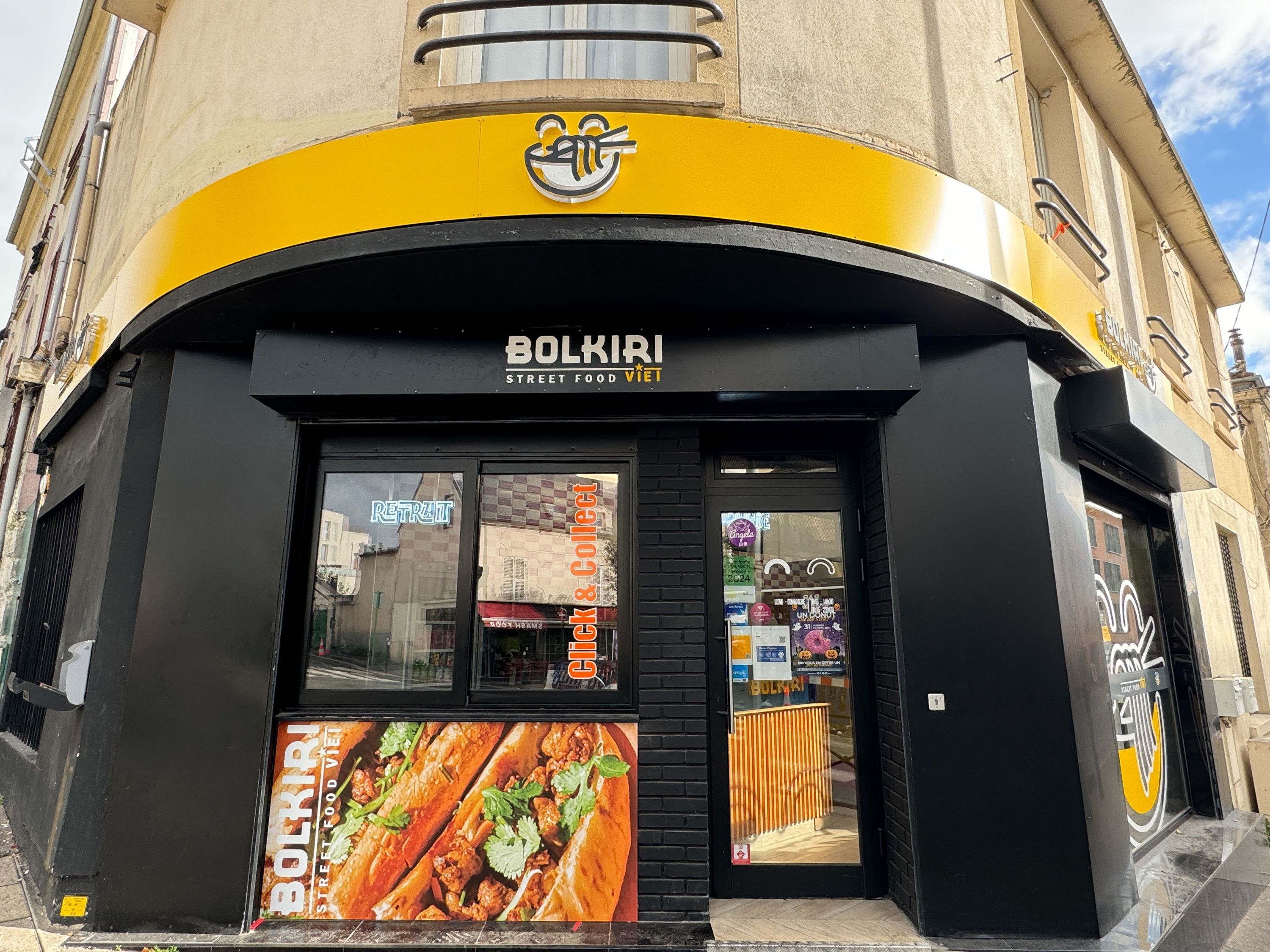 Façade du restaurant BOLKIRI, un restaurant asiatique à Saint-Denis, mettant en avant des plats vietnamiens.