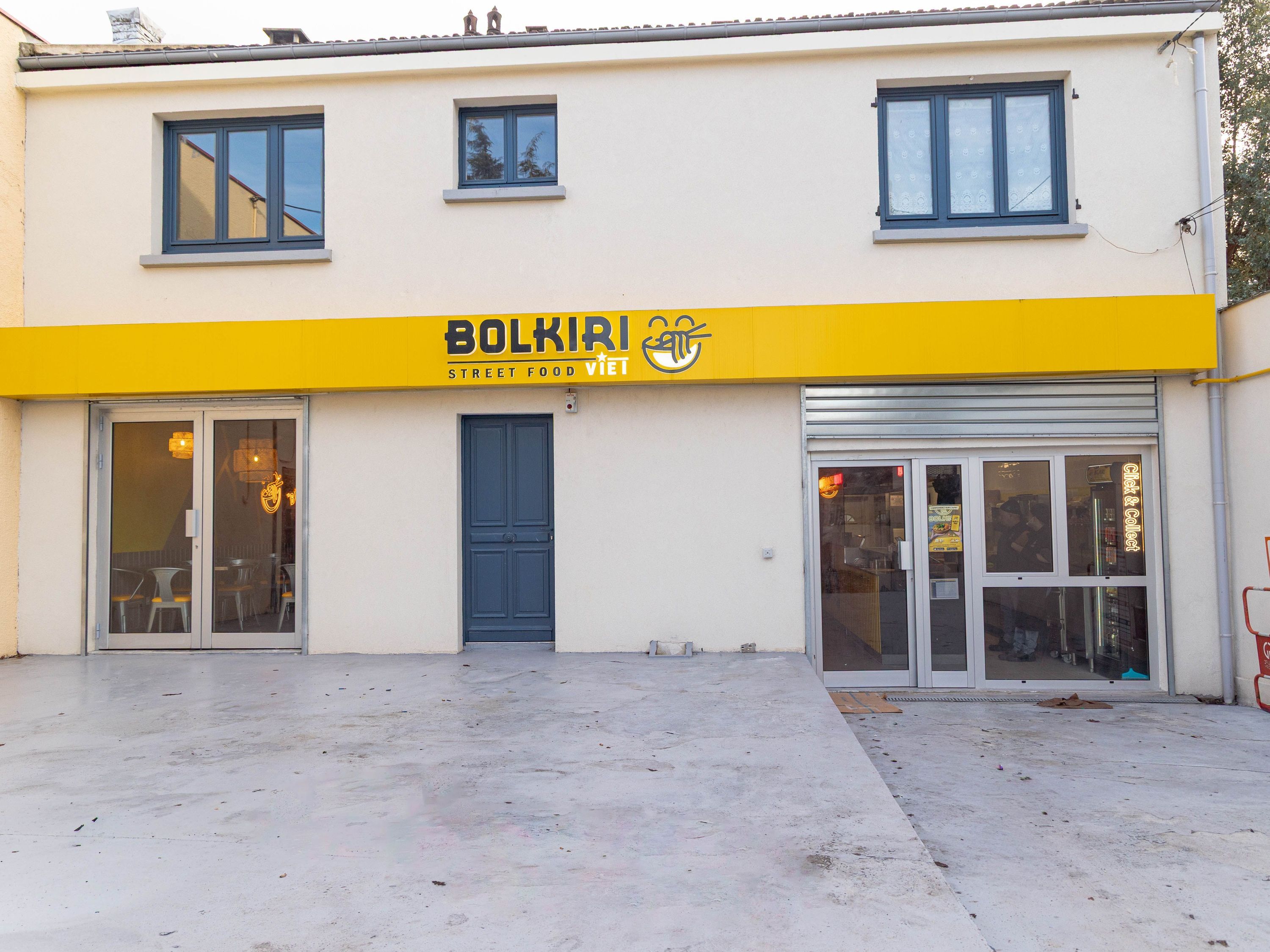 Façade du restaurant asiatique BOLKIRI Saint-Michel-sur-Orge avec enseigne jaune et grandes fenêtres.