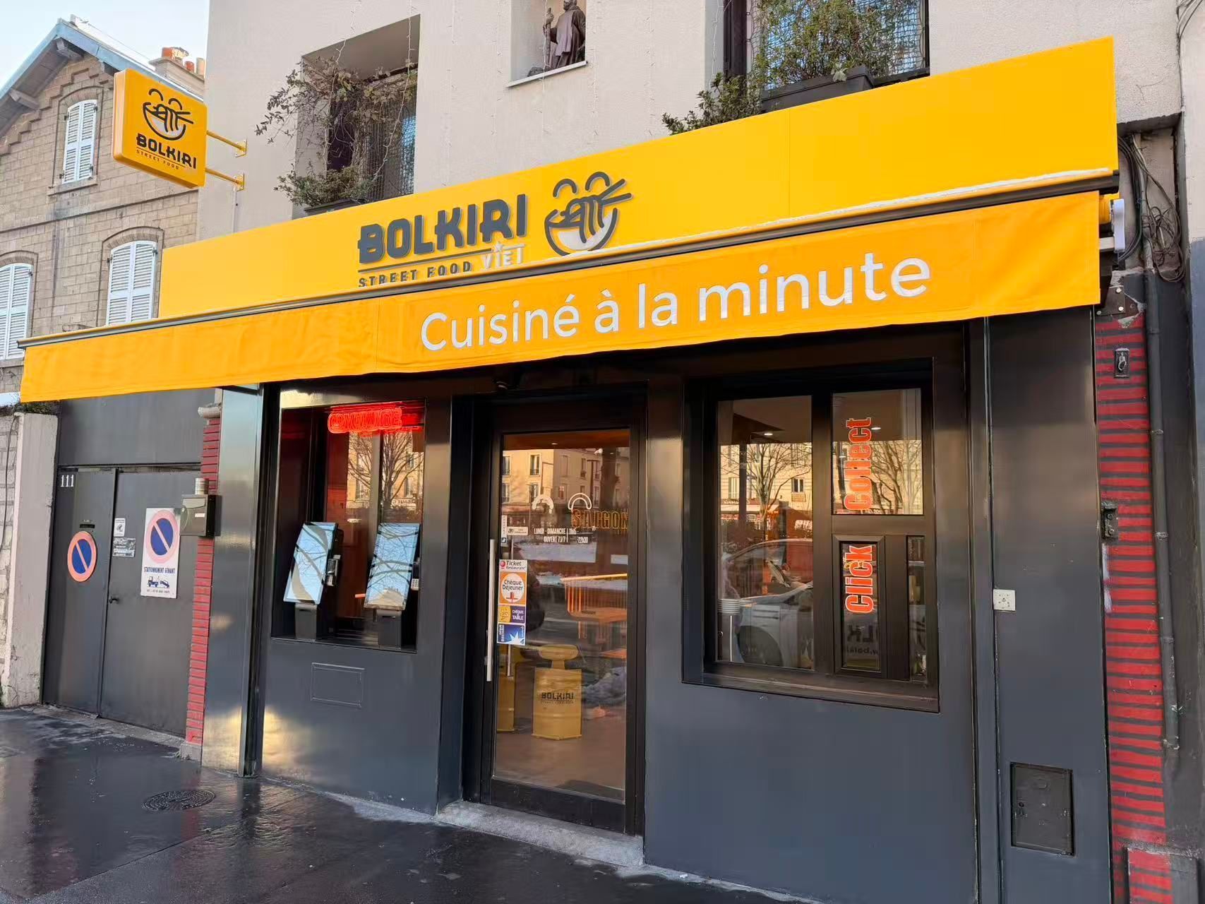 BOLKIRI La Plaine Saint-Denis est un restaurant asiatique, offrant des plats cuisinés sur place.
