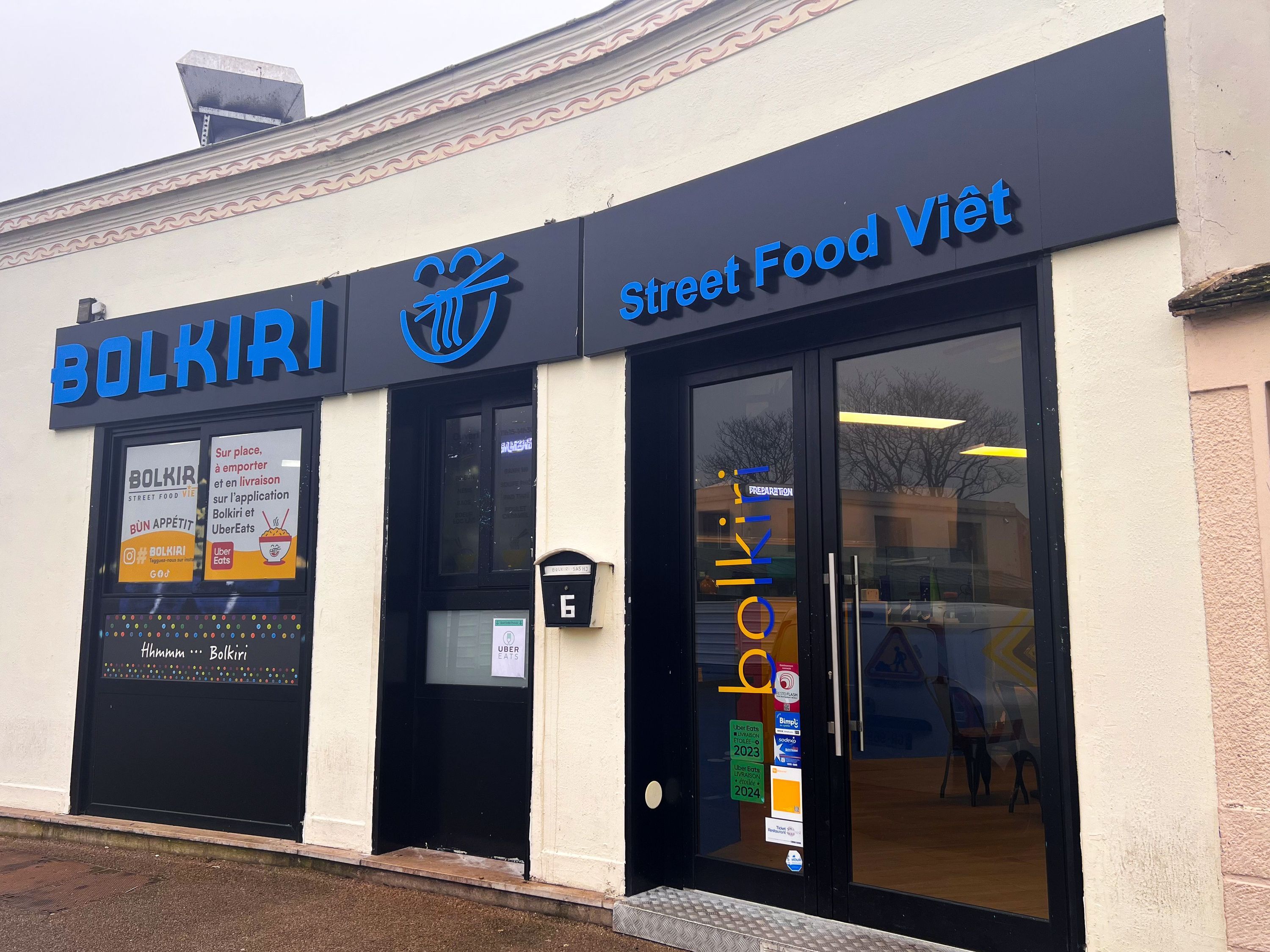 Entrée du restaurant BOLKIRI, spécialisé en cuisine asiatique, avec une devanture moderne.