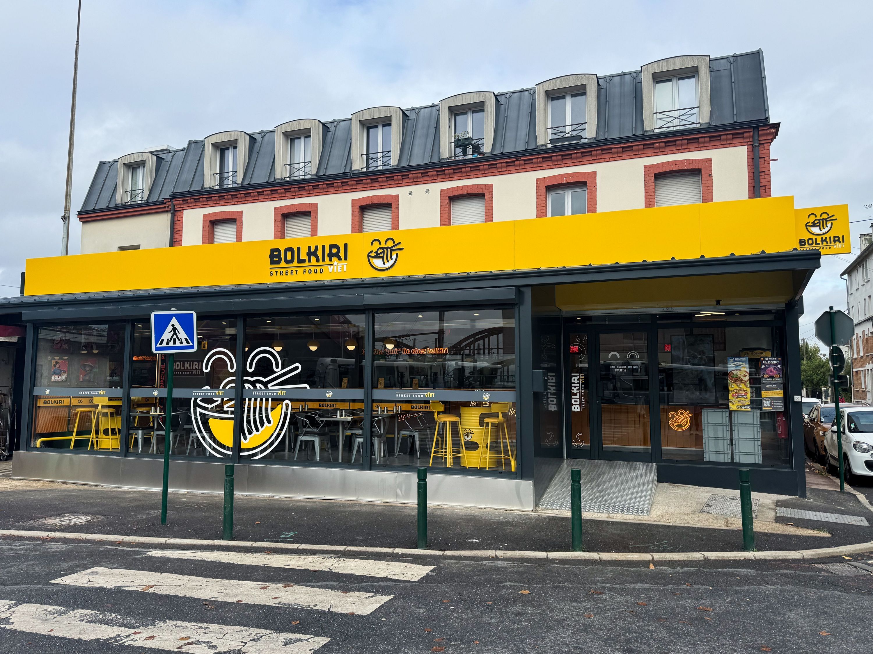 Restaurant asiatique BOLKIRI à Sucy-en-brie, offrant un cadre moderne pour la street food.