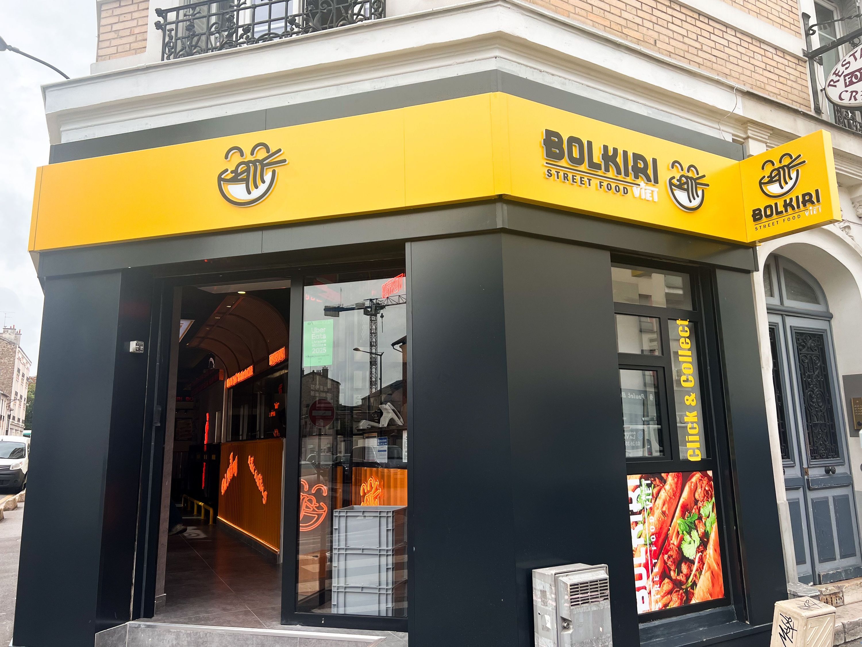 BOLKIRI, restaurant asiatique à Ivry, offre une ambiance moderne et colorée.