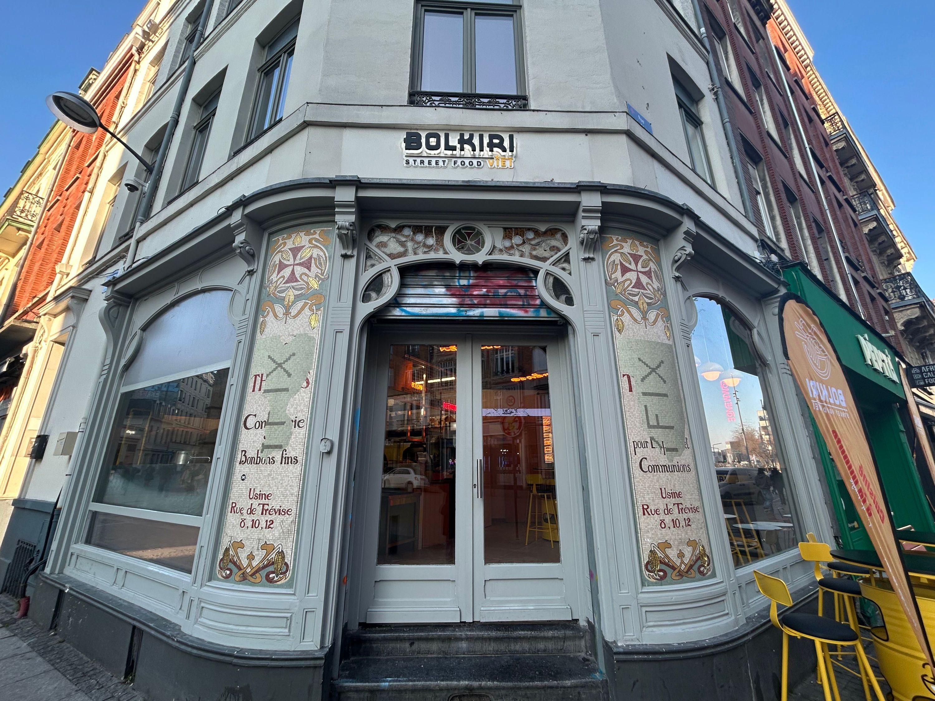 BOLKIRI Lille Gare Flandres, spécialisé en cuisine asiatique, offre une ambiance accueillante.