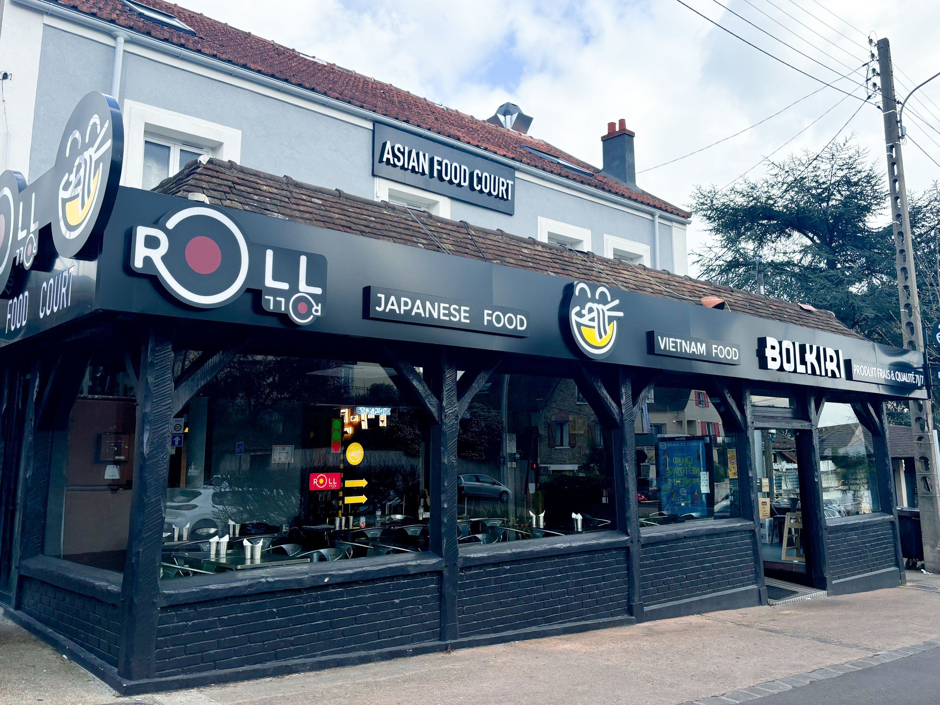 BOLKIRI, un restaurant asiatique à Corbeil-Essonnes, propose une cuisine vietnamienne et des options de street food.