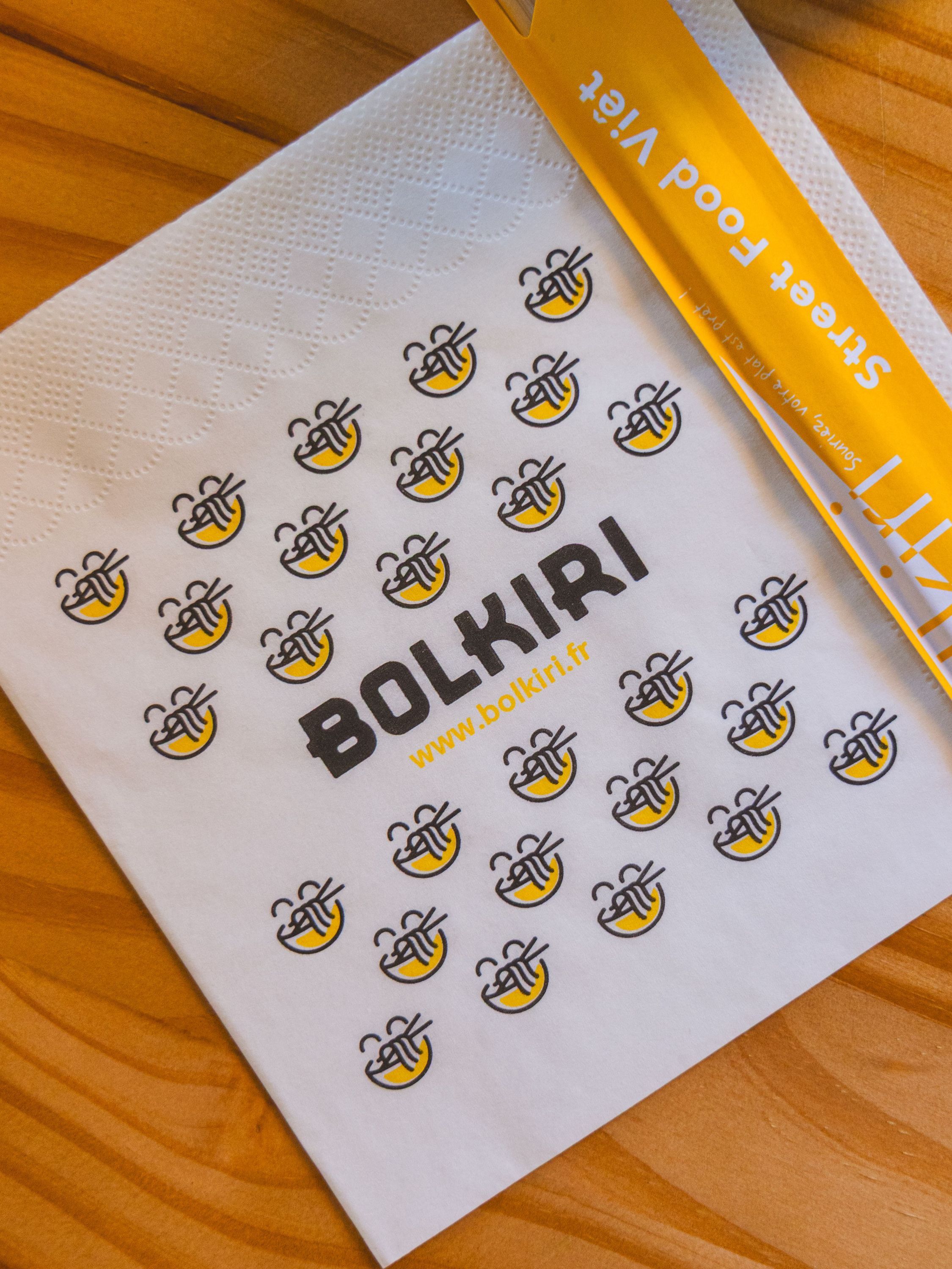 Serviette de table et baguettes aux couleurs et au logo du restaurant asiatique BOLKIRI Poissy.