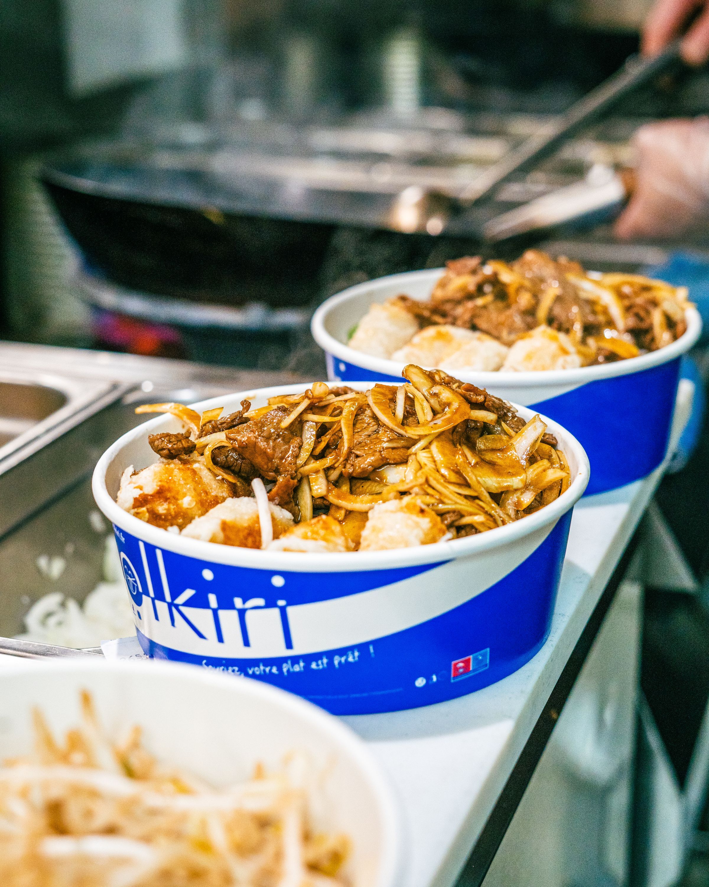 Bols de street food vietnamiens avec nouilles, légumes et viande au restaurant asiatique BOLKIRI.
