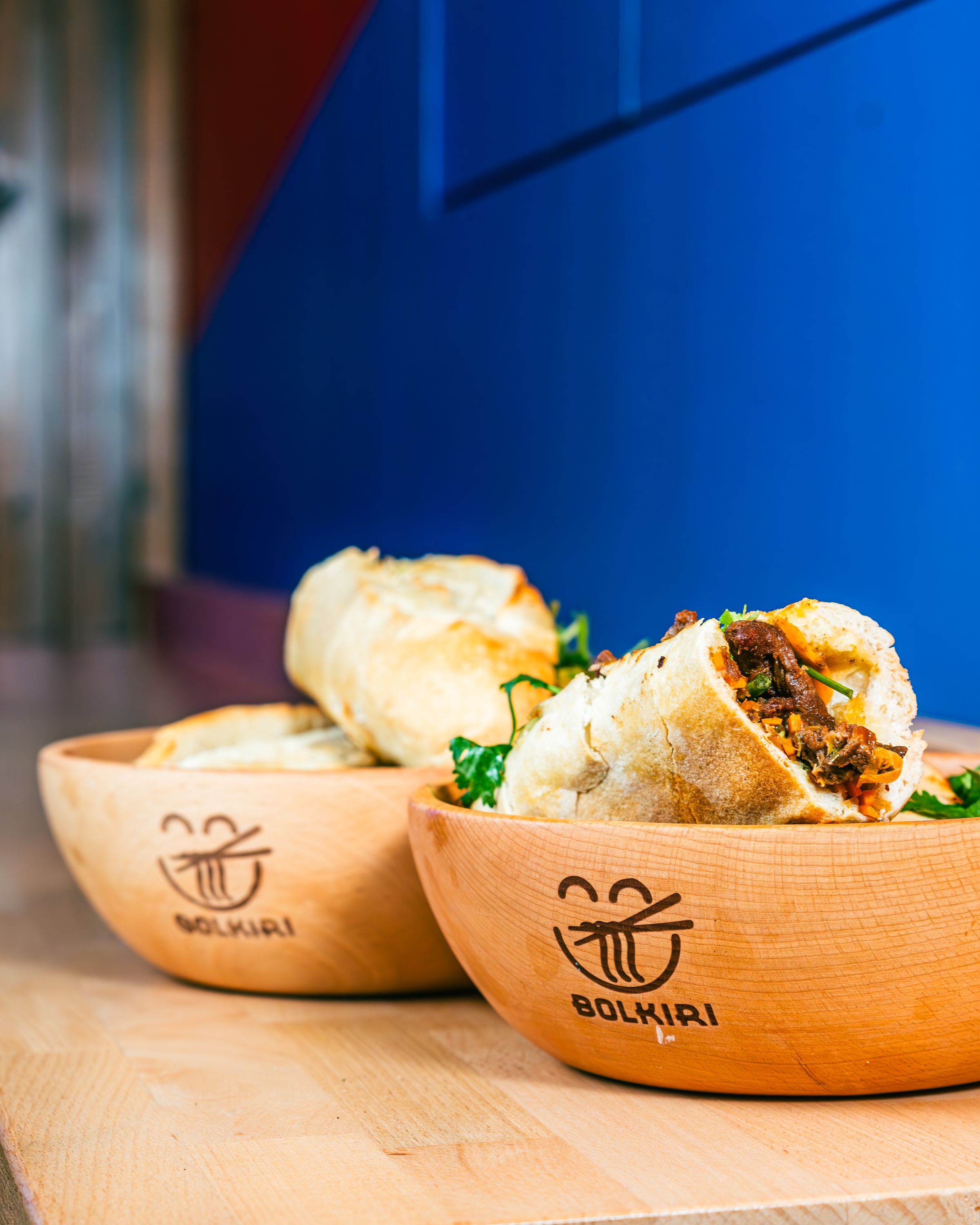 Bols en bois remplis de street food vietnamienne savoureuse au restaurant asiatique BOLKIRI.