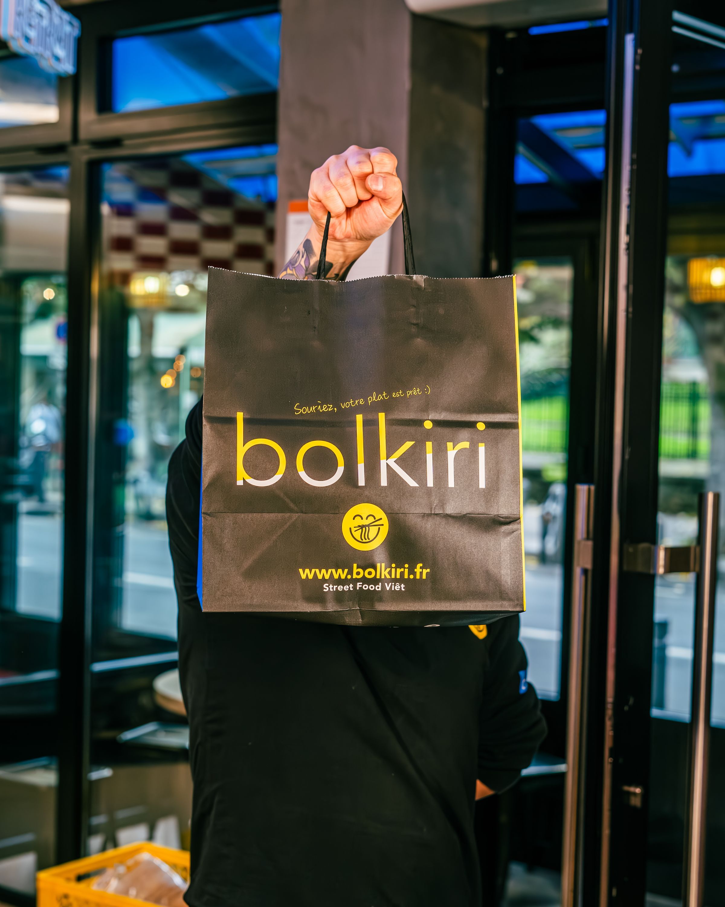 Un sac de restaurant noir avec le logo BOLKIRI, représentant le street food vietnamien.