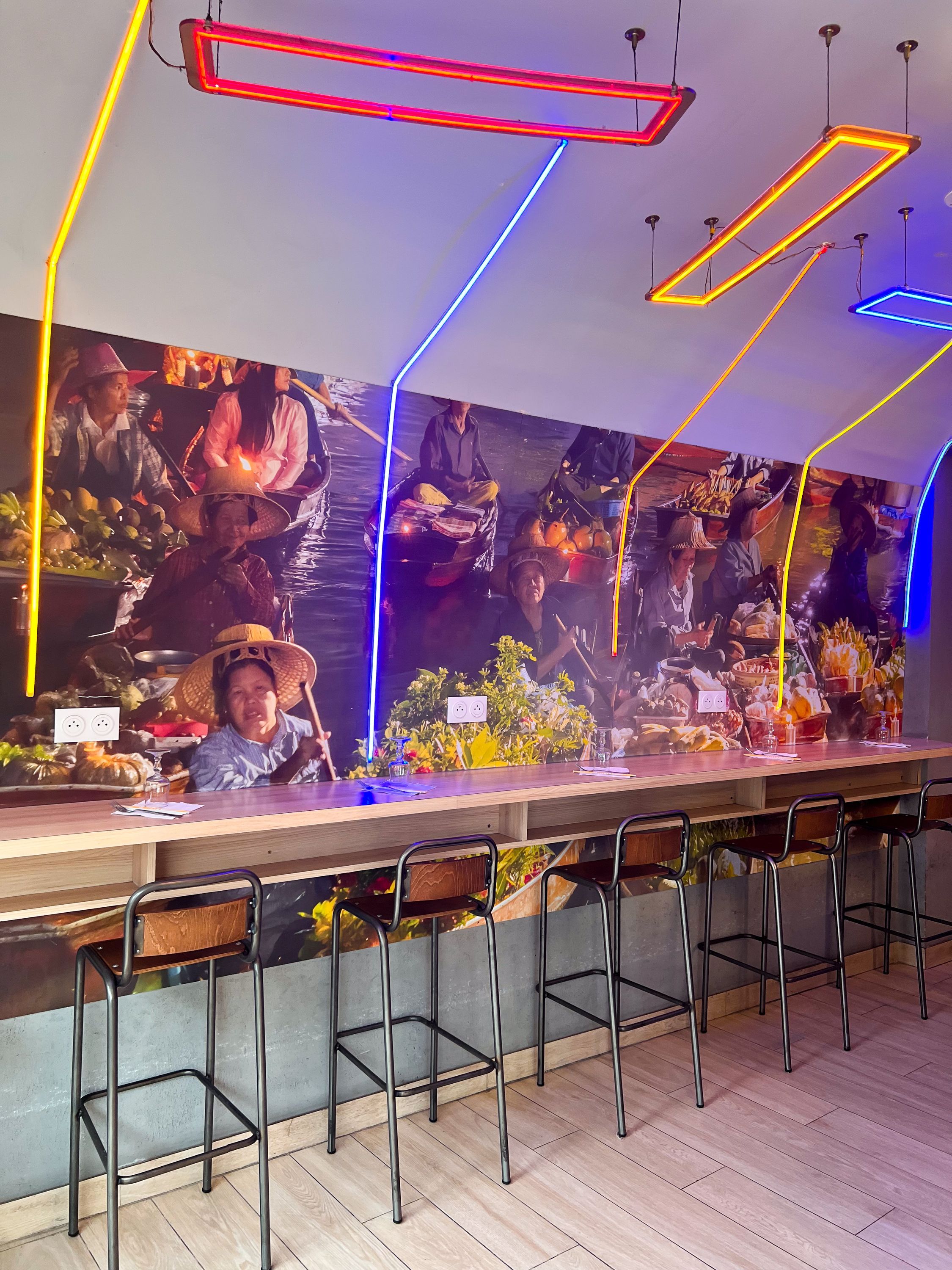 Ambiance de BOLKIRI avec des décorations colorées et un bar, évoquant la street food asiatique.