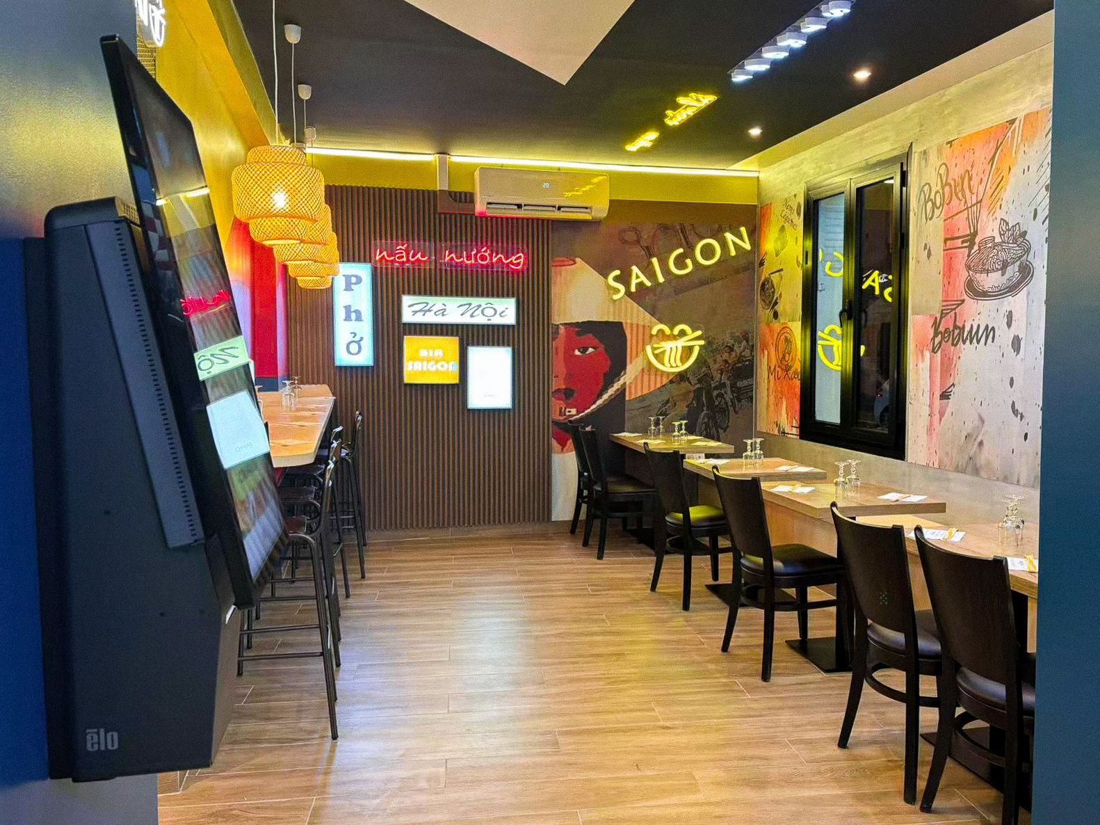 Ambiance du restaurant asiatique avec décoration inspirée de la street food vietnamienne.