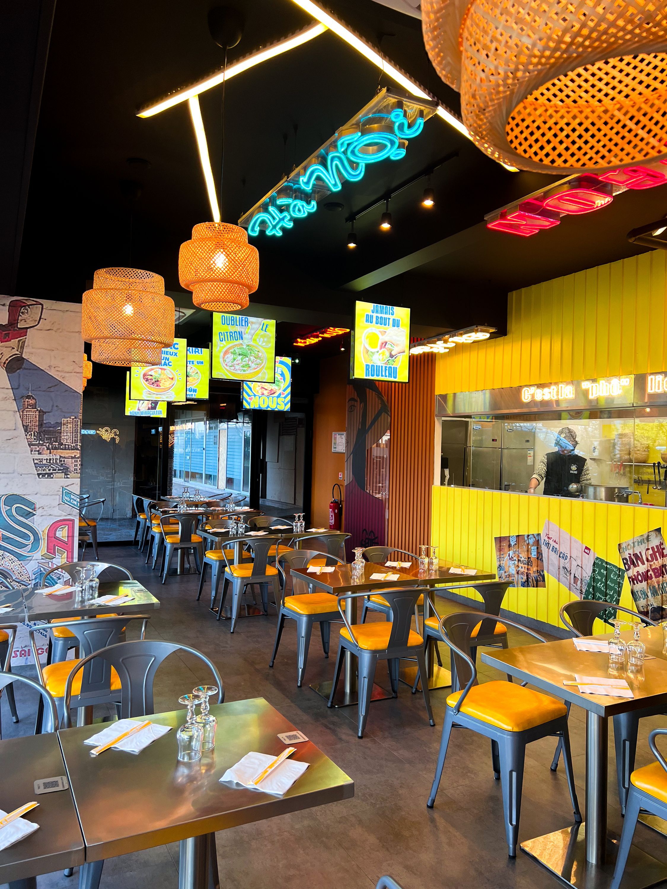 Ambiance moderne du restaurant asiatique BOLKIRI avec cuisine vietnamienne et décor street food.