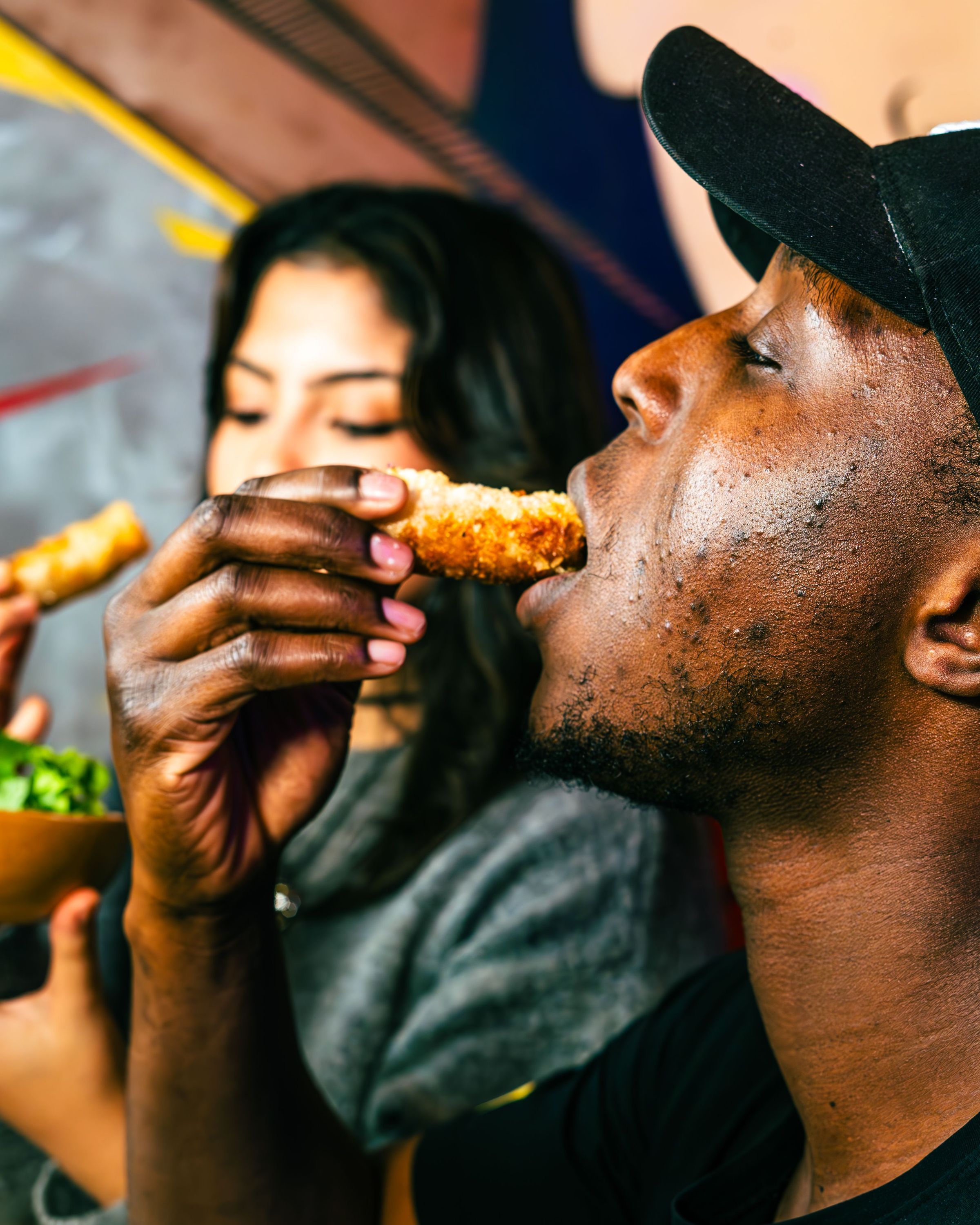 Clients dégustant des plats au BOLKIRI, un restaurant asiatique à Lille.