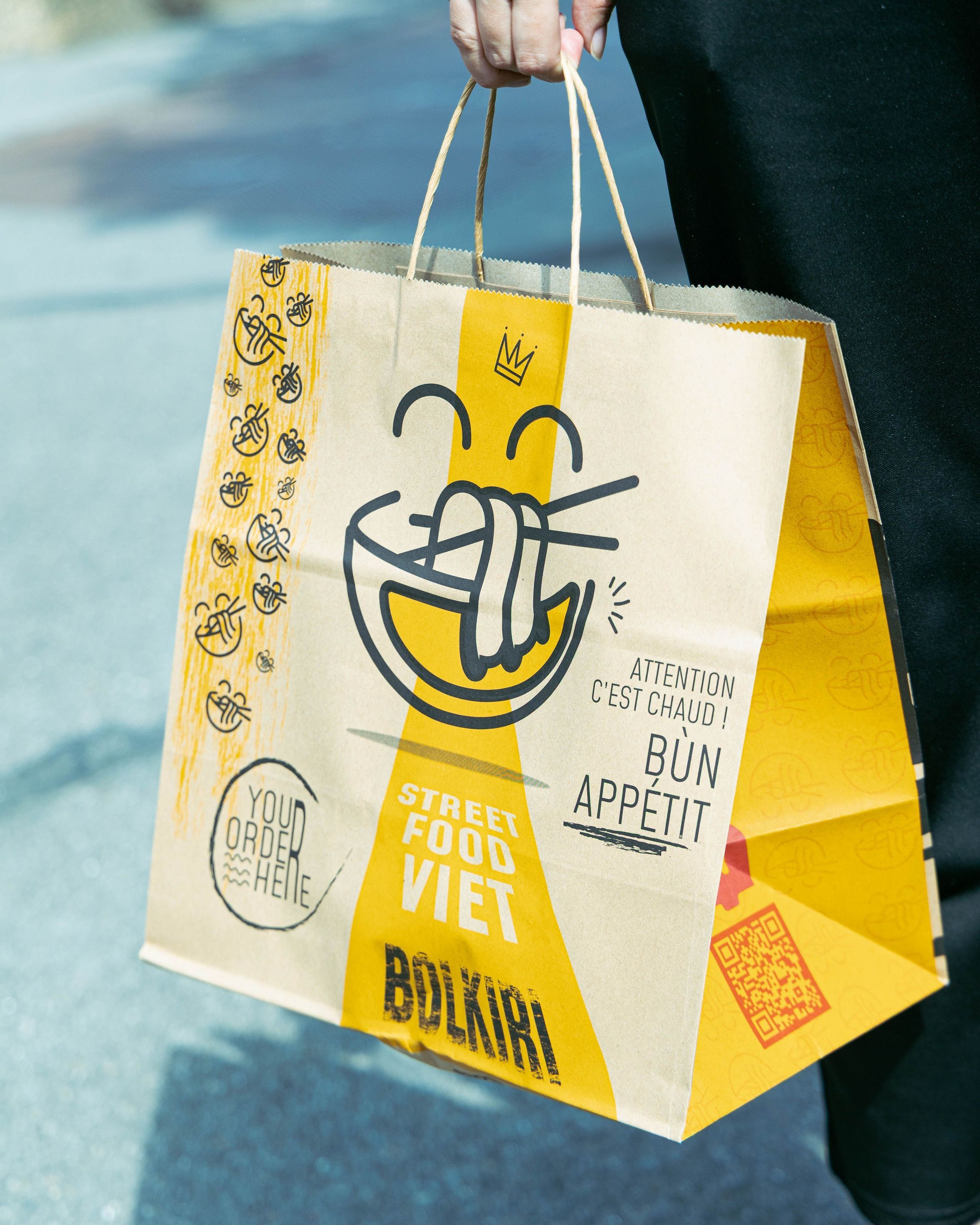 Sac de restaurant asiatique BOLKIRI Malakoff pour plats à emporter avec logo et design jaune et noir distinctif.