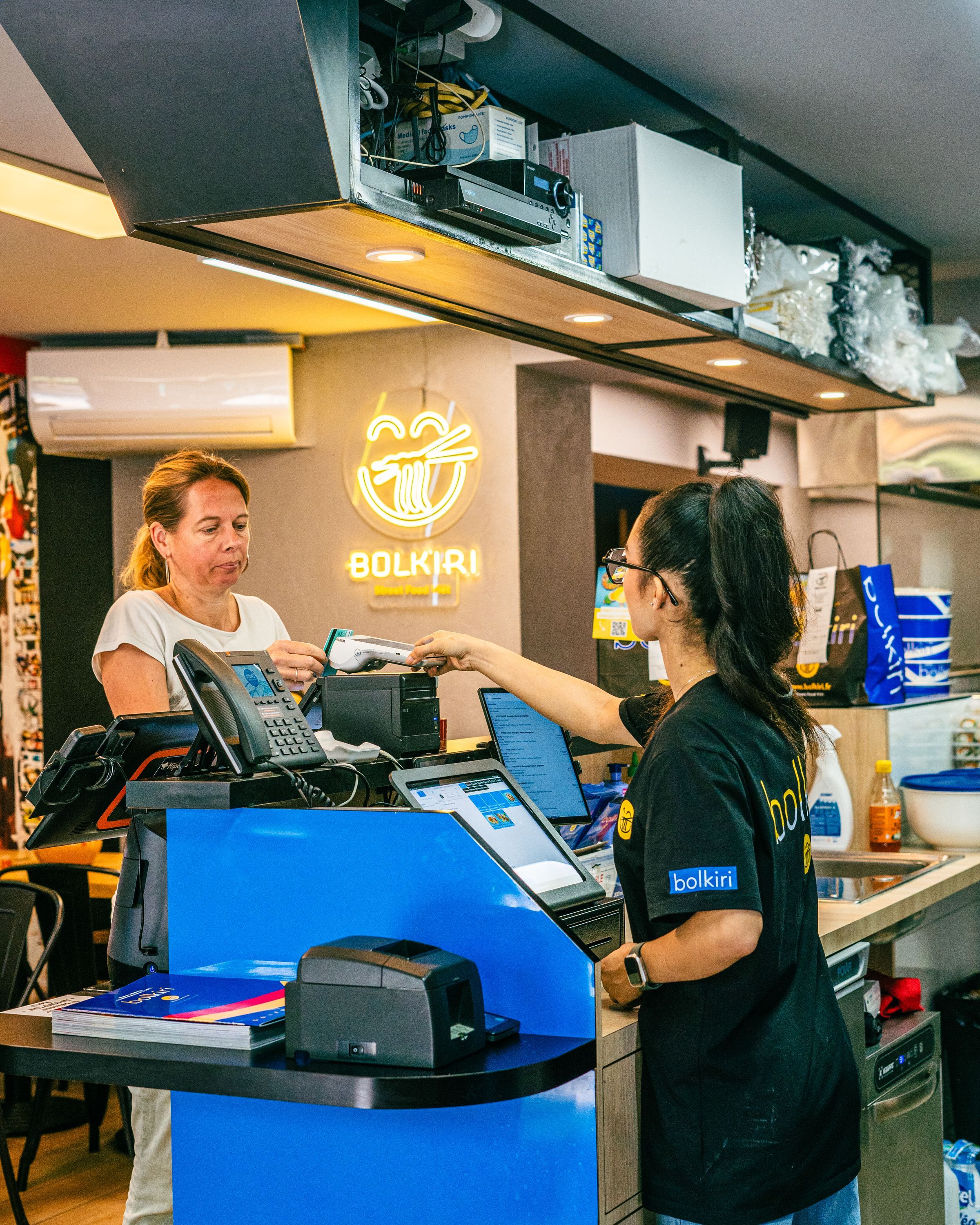 Caisse du restaurant asiatique BOLKIRI, affichant une cuisine vietnamienne et un style street food.
