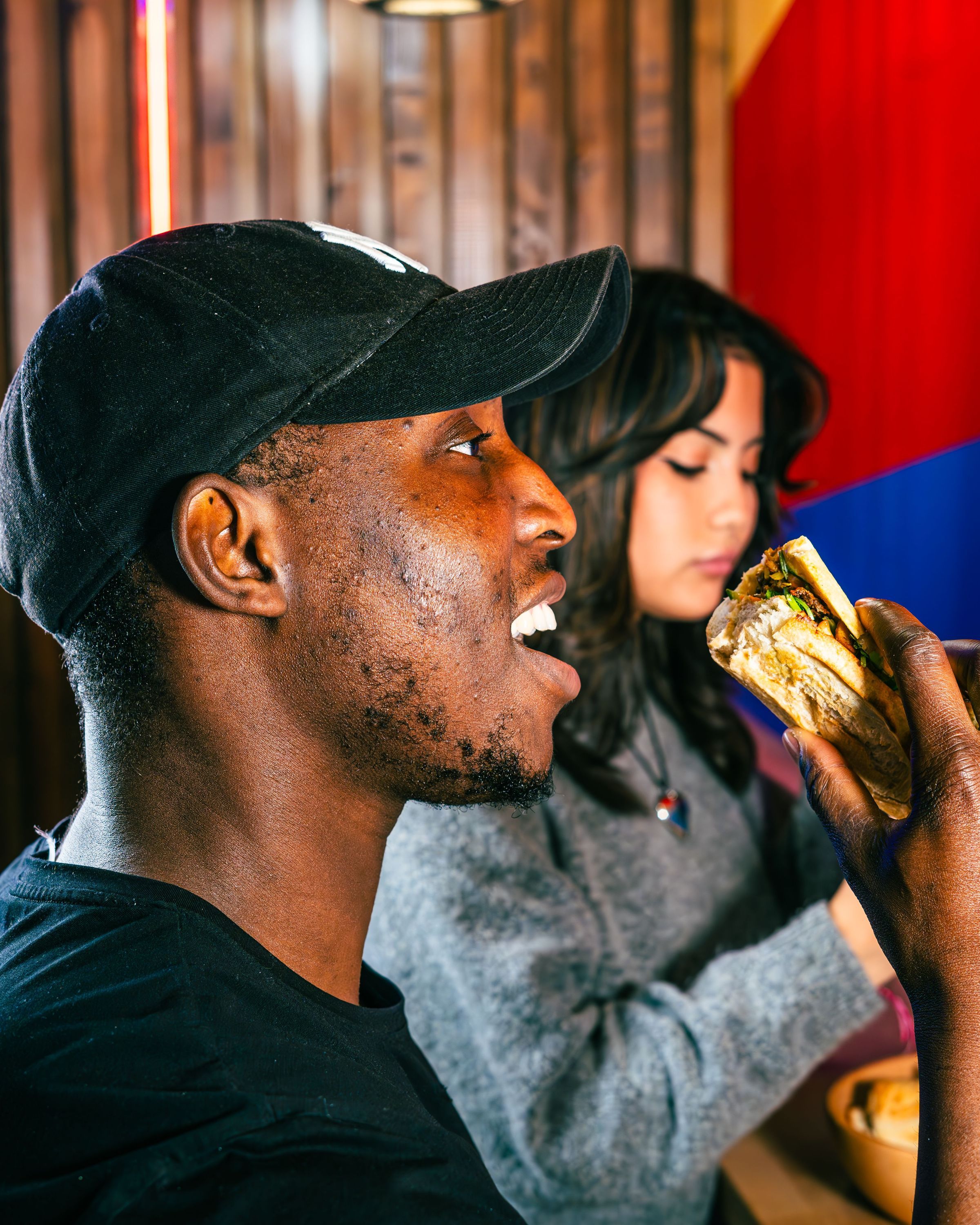 Dégustation de street food asiatique dans un restaurant moderne.