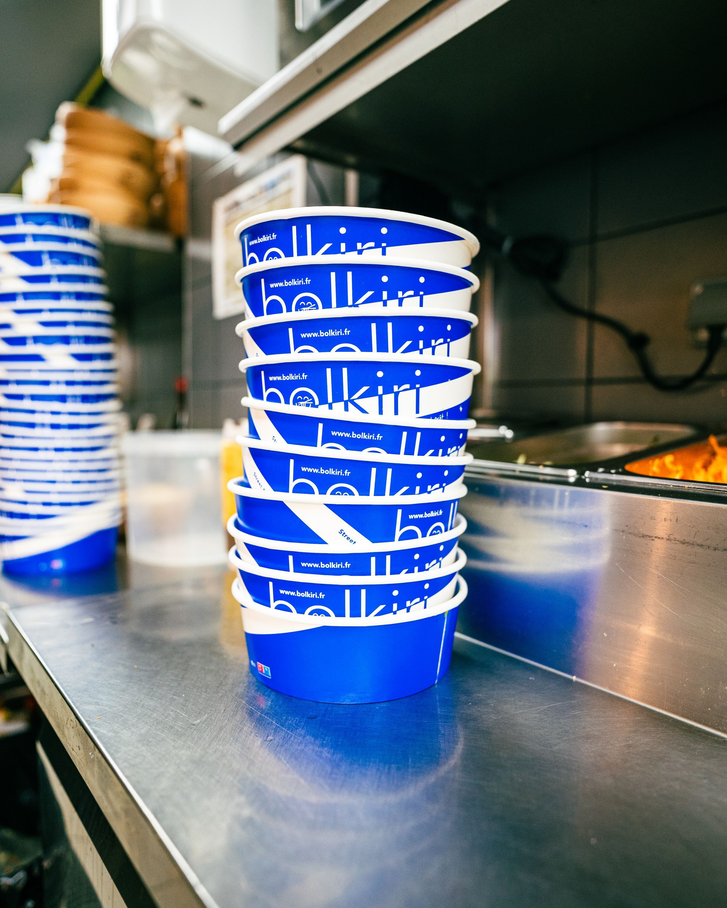 Empillement de bols en plastique bleu au restaurant BOLKIRI, spécialisé en street food vietnamienne.