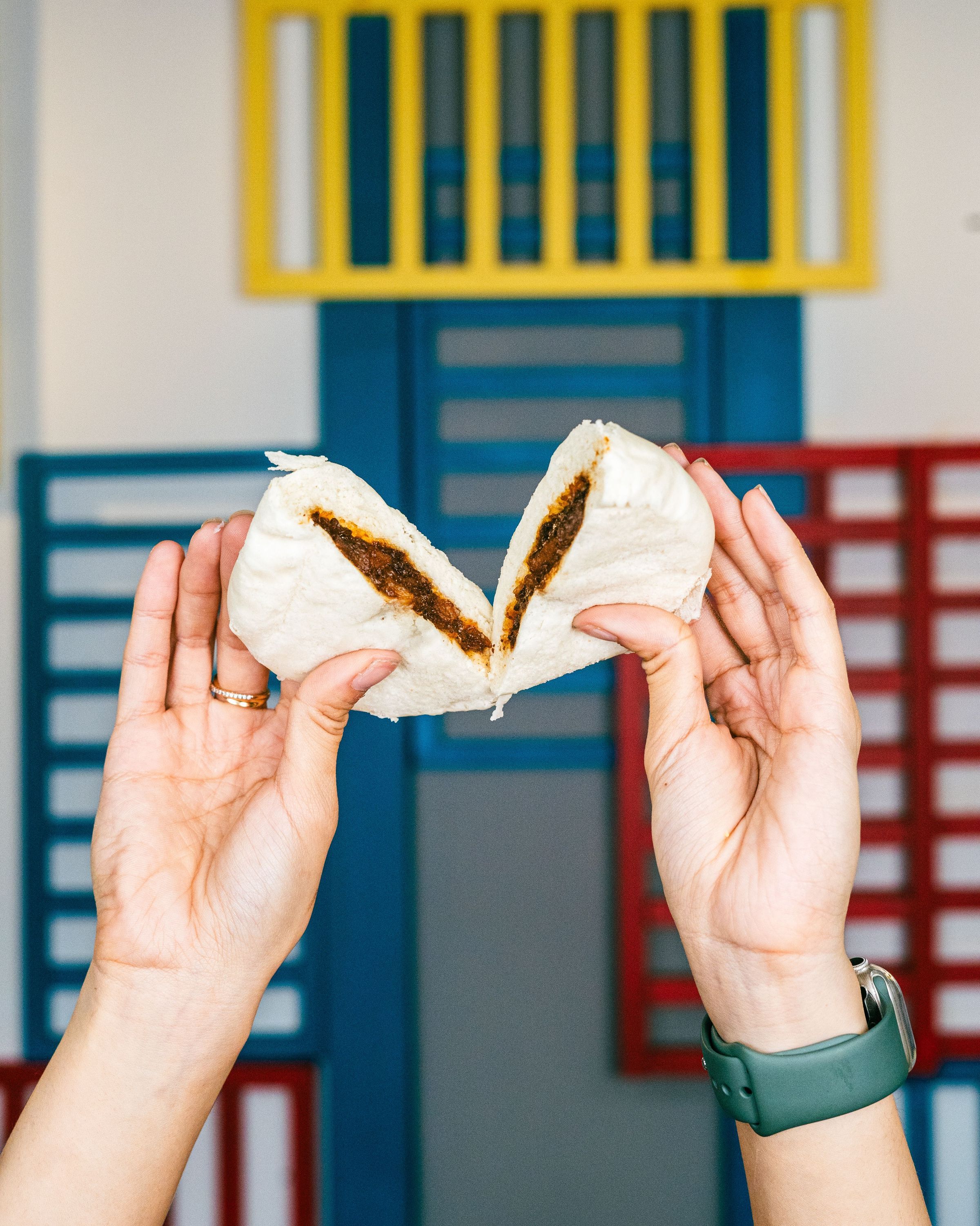 Bol de nouilles vietnamiennes avec oignons, légumes frais et fritures, incarnant la street food asiatique.