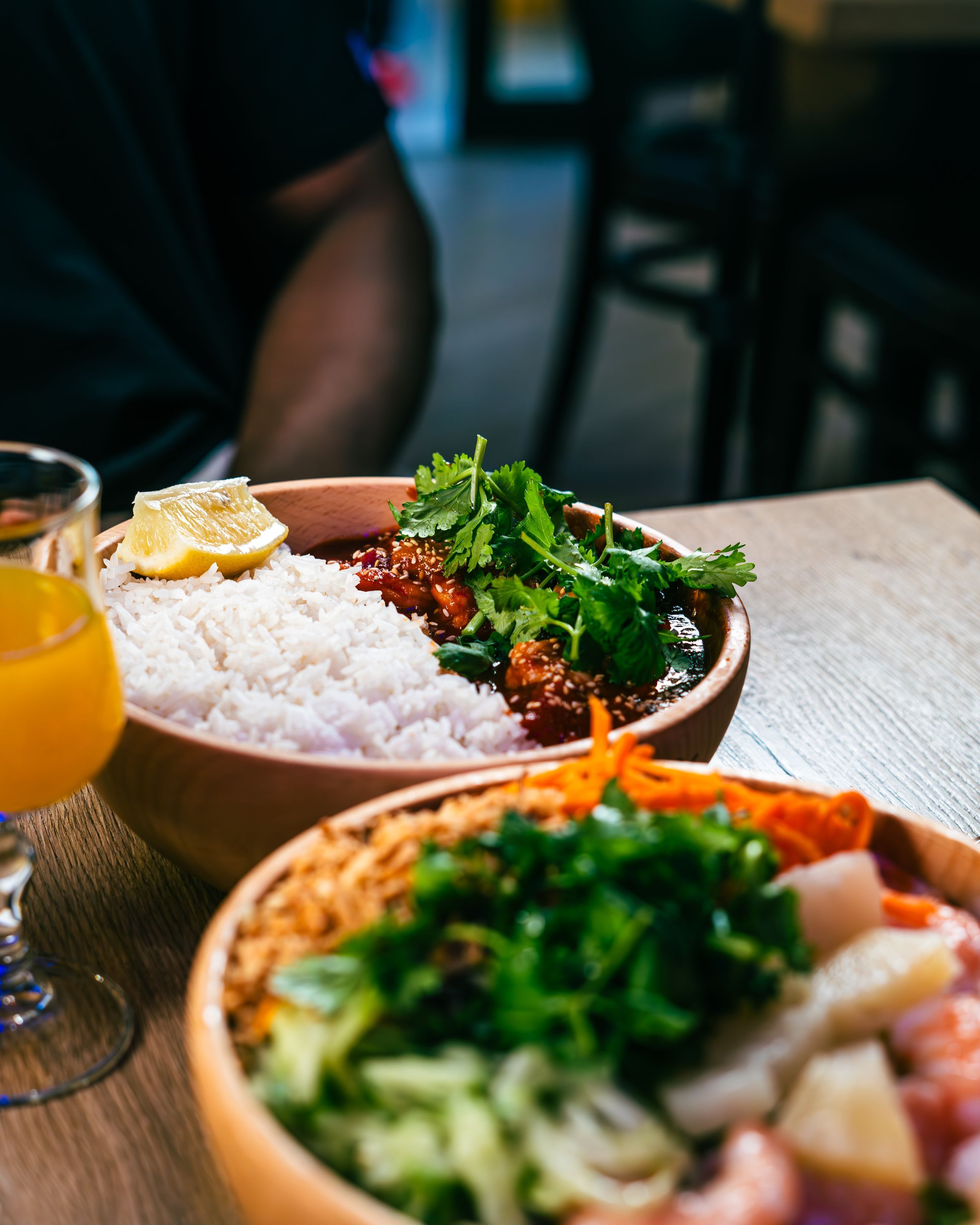Un plat de street food vietnamienne avec du riz, de la coriandre et du citron, servi dans un restaurant asiatique.