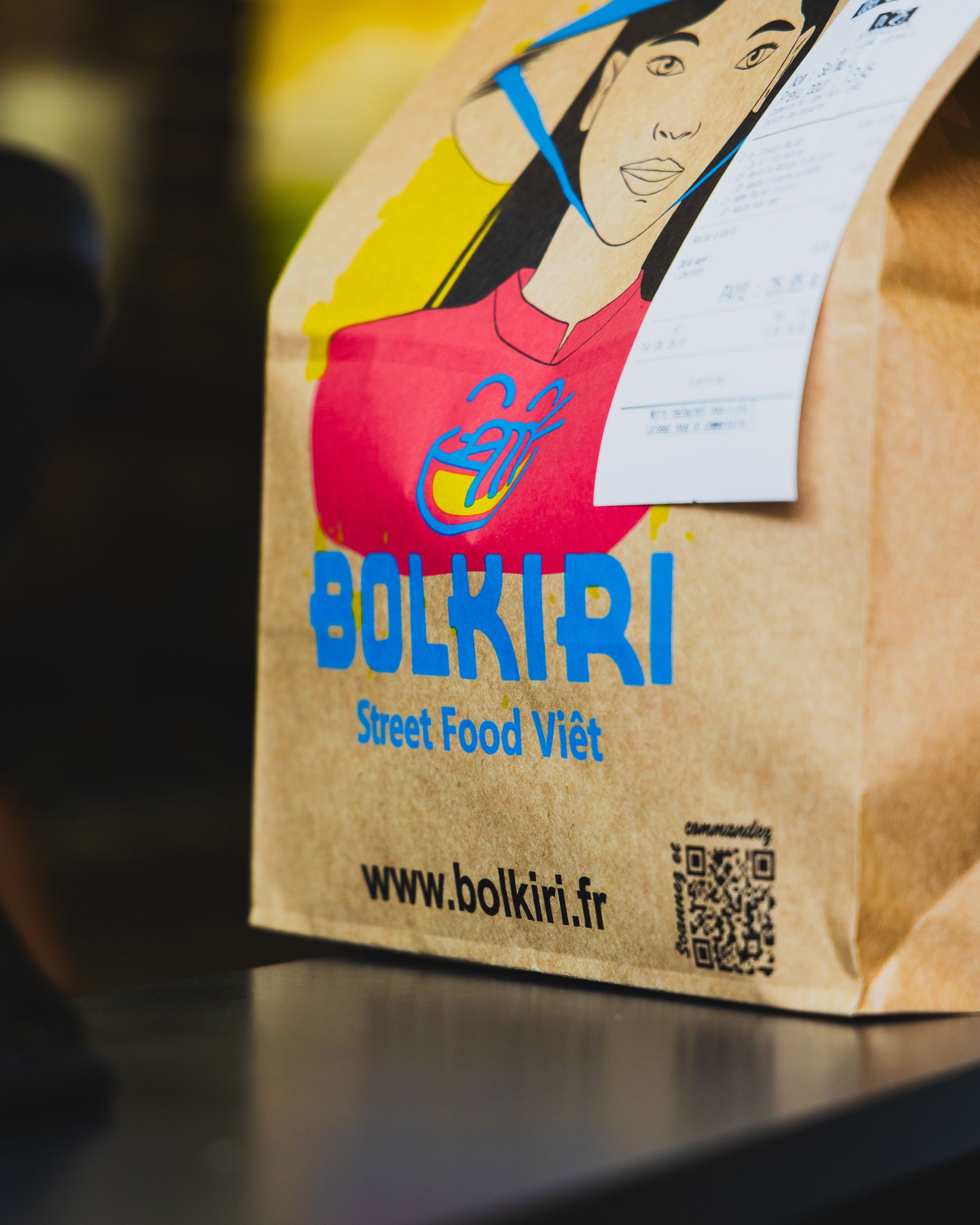 Sac en papier BOLKIRI avec logo, proposant une cuisine vietnamienne de street food.